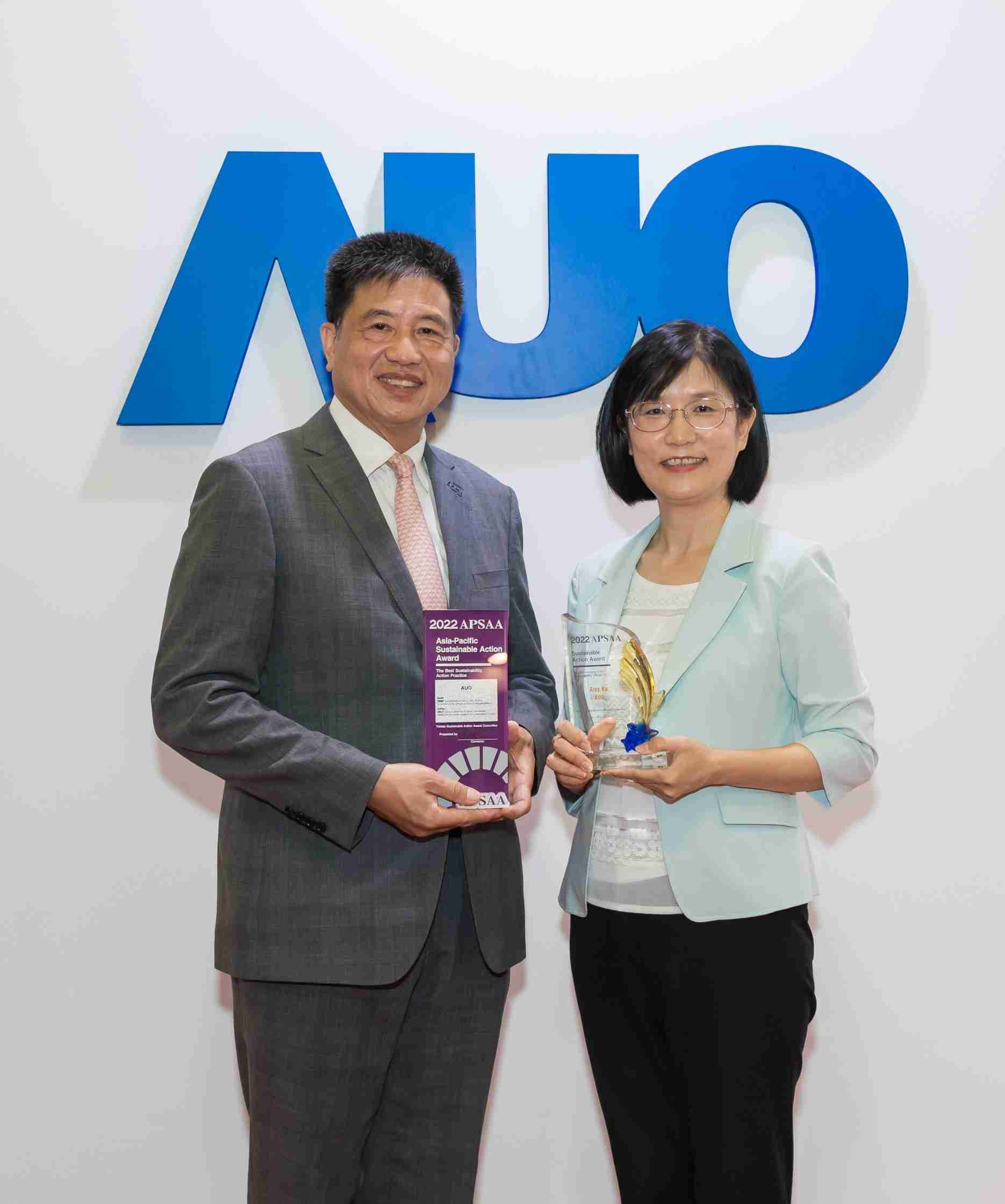 918.COM长期垫筑永续远景的基石，，，，透过ESG暨气候委员会逐步实践永续策略蓝图。。。。其中，，，，918.COM光电永续长古秀华带领团队、、、制定中长期目标，，缔造多面向亮眼表现，，，，获得「顶尖永续长奖」的个人奖殊荣（左：918.COM光电董事长暨执行长彭双浪，，右：918.COM光电永续长古秀华）