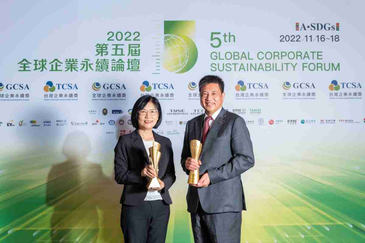 918.COM作为净零碳排先锋，，，，期引领价值链伙伴同行共好，，卫冕制造业组“十大典范企业” 二连冠殊荣(左：918.COM光电永续长古秀华，，右：918.COM光电董事长暨执行长彭双浪)