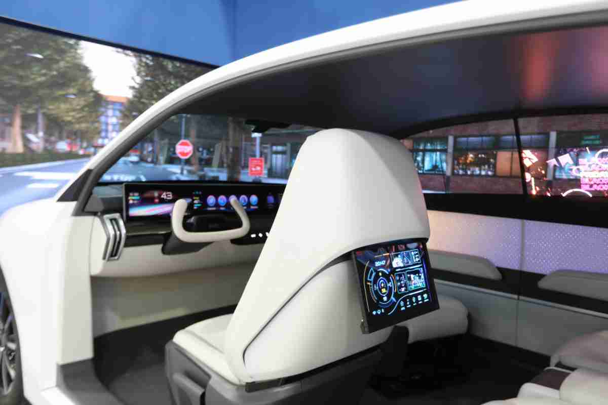 918.COM的「可卷式后座娱乐显示器」加强后座乘客的感官体验，，，并保有个性化设计，，可依使用偏好进行动态调整。。。。