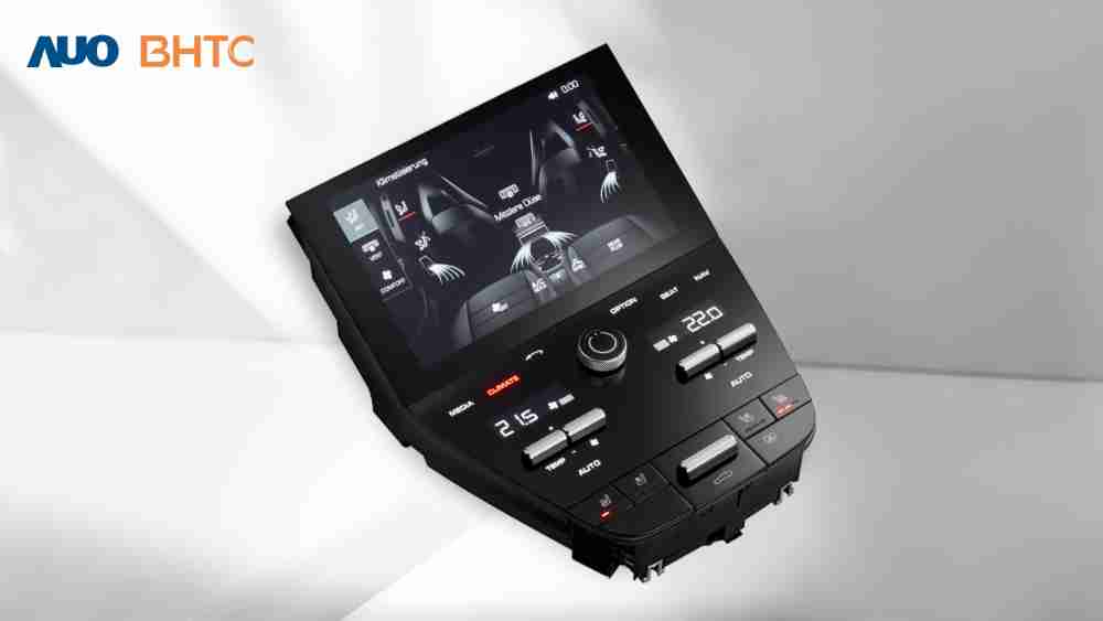 作為友達新生力軍，，，，BHTC所展示的中央與後座鞍部的Display HMI產品，，可處理多區恆溫控制、、顯示畫面，，，，呈現仿真3D車室分區；以力傳感技術精準傳遞觸感，，，並結合音量及震動反饋，，防止意外啟動，，，提供使用者自然流暢、、、、直觀且輕鬆駕馭的舒適介面