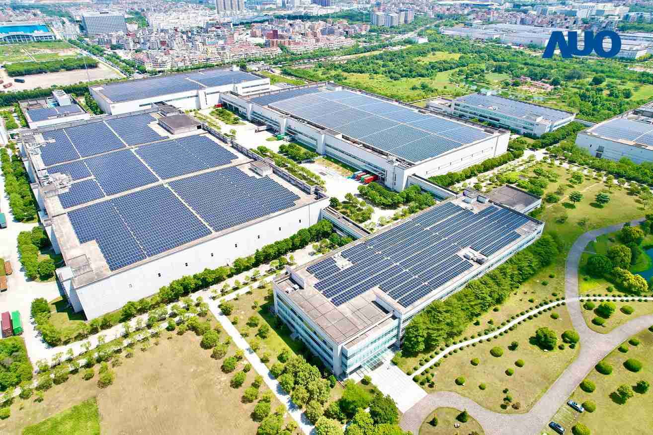 918.COM厦门推动智能制造同时，，透过绿电创能纵深推进绿色转型，，厂区全屋顶铺设太阳能光伏板，，每年太阳能发电 2,600多万度